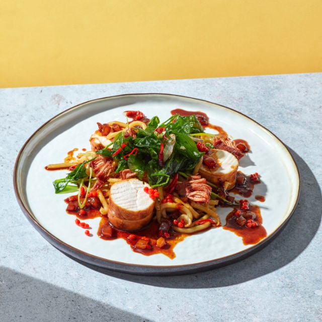 Pollo a la plancha con yaca en salsa de seruit y udon manday